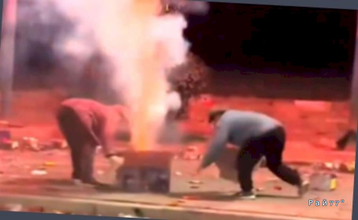 Китянки не поделили картонную коробку с горящими фейерверками и удивили Сеть