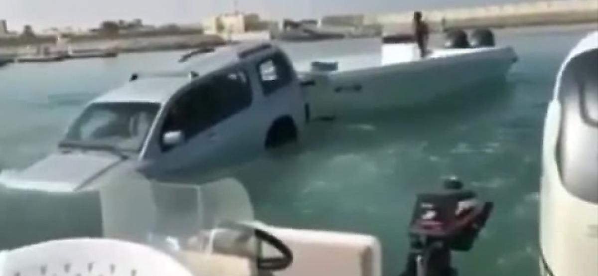 Спускаемый на воду катер утащил за собой автомобиль и попал на видео