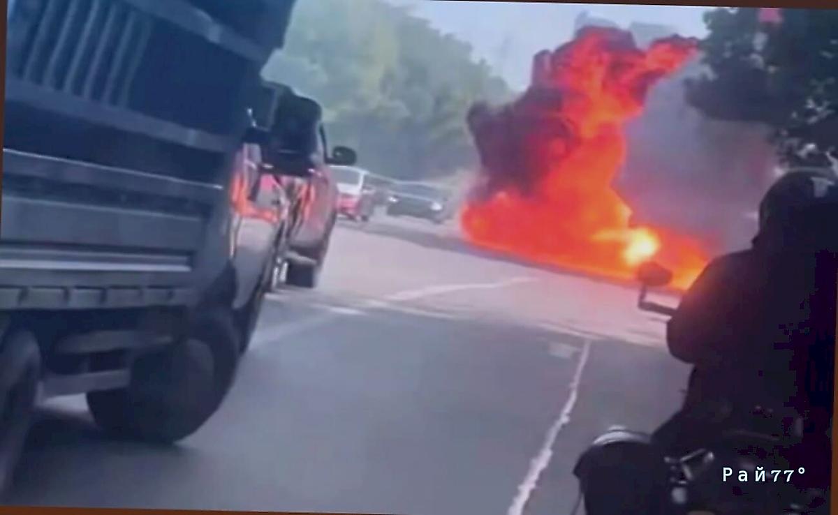 Водитель едва спасся бегством из охваченного пламенем автомобиля ▶️