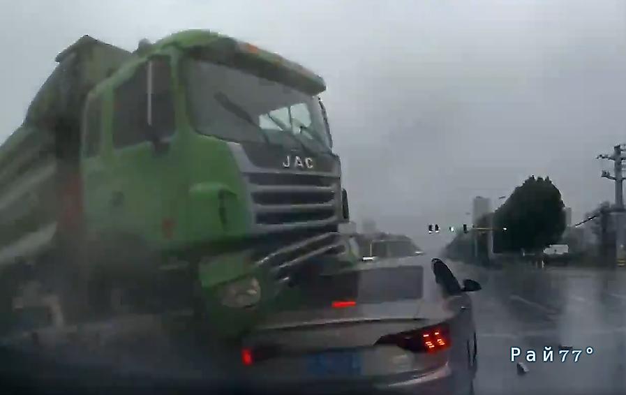 Водитель пережил падение самосвала на его легковушку Водитель пережил падение самосвала на его легковушку