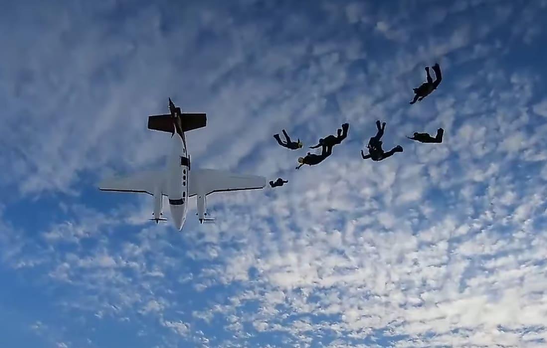 Потрясающие кадры высадки «небесного десанта» запечатлел парашютист в небе над ЮАР