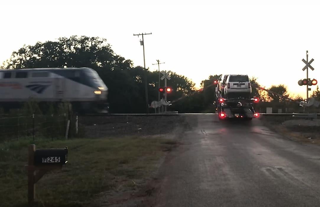 Столкновение поезда с застрявшим на путях с автовозом попало на видео в США