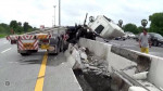 Водитель грузовика вылетел из кабины во время аварии в Тайланде (Видео) 3