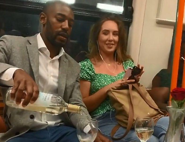 Британский шутник устроил романтические ужины пассажиркам лондонского метро ▶