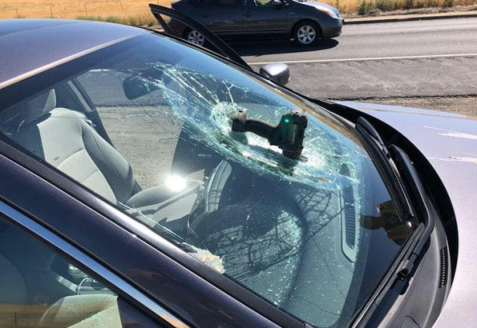 Дрель пронзила лобовое стекло автомобиля на автотрассе в Калифорнии