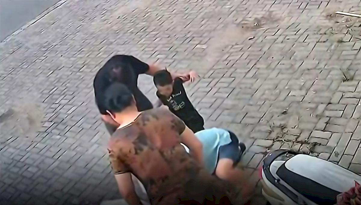 Мать успела спасти упавшего в канализацию сына и попала на видео в Китае