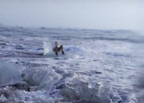 Пожилая любительница селфи отплыла на отколовшемся ледяном «троне» в Исландии
