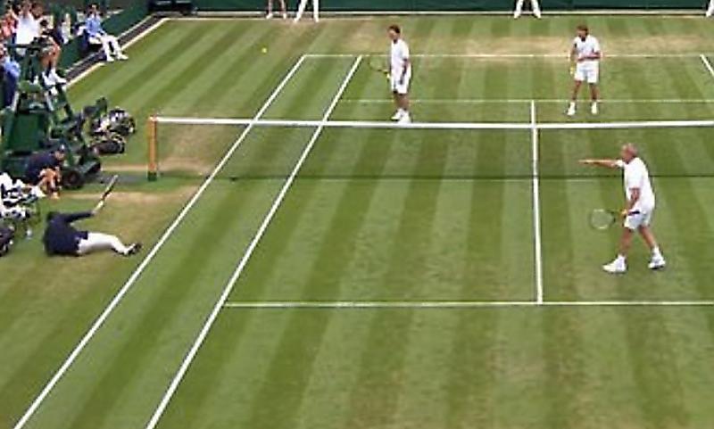Судья на вышке заменил теннисиста во время соревнования ветеранов в Уимблдоне ▶