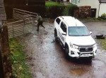 «За двумя зайцами...» Противостояние автомобилистки с воротами попало на видео в Шотландии