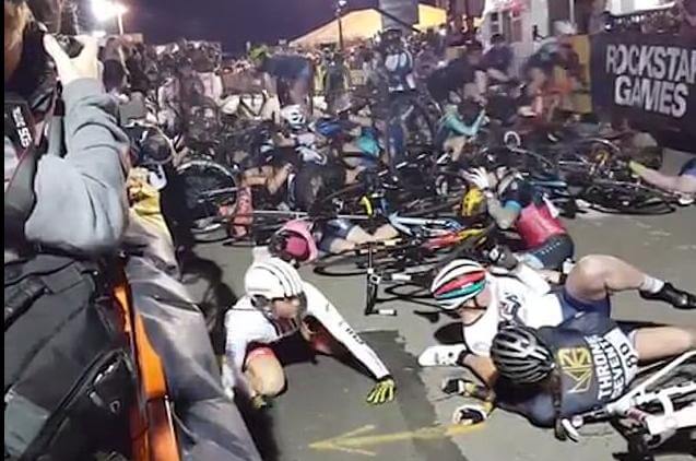 Женская велогонка в США закончилась массовым столкновением. (Видео)