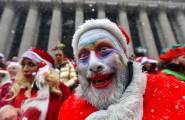 Тысячи разнополых «Санта - Клаусов» вышли на улицы Вуллонгонга, Лондона и Нью - Йорка + зомби вечеринка в Австралии (Видео) 147