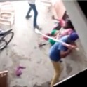 Родственники мужа родившей девочку женщины, жестоко избили её хоккейными клюшками в Индии. (Видео)