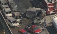 Несколько десятков автомобилей выгорели дотла в результате столкновения двух грузовиков на эстакаде в Бразилии. (Видео)