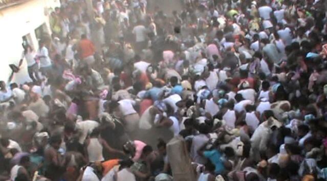 Сотни индийцев приняли участие в ритуальном, навозном побоище (Видео)