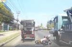 Мотоциклистка чуть не лишилась головы во время ДТП в Тайланде (Видео)