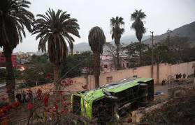 Туристический автобус без крыши упал с обрыва в Перу (Видео) 4