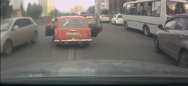 Автомобиль с «живыми тормозами» был замечен на автотрассе в Красноярском крае. (Видео)