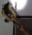 Гигантского питона извлекли из стены дома в Таиланде (Видео) 2