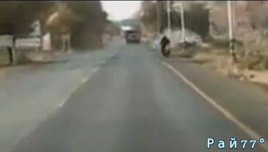 Мотоциклист и автомобилист не поделили дорогу в Таиланде. (Видео)