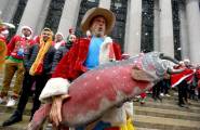 Тысячи разнополых «Санта - Клаусов» вышли на улицы Вуллонгонга, Лондона и Нью - Йорка + зомби вечеринка в Австралии (Видео) 142