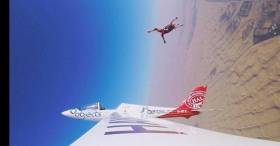 Американская парашютистка совершила зрелищный прыжок над пустыней Дубая. (Видео)
