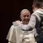 Наглый подросток застал врасплох папу римского, сделав селфи - снимок с понтификом 3