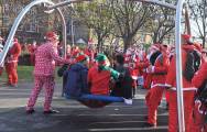 Тысячи разнополых «Санта - Клаусов» вышли на улицы Вуллонгонга, Лондона и Нью - Йорка + зомби вечеринка в Австралии (Видео) 61