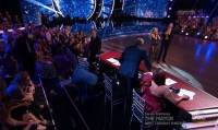 Член жюри не смог сдержать эмоций и упал со стула во время танцевального шоу в США. (Видео)