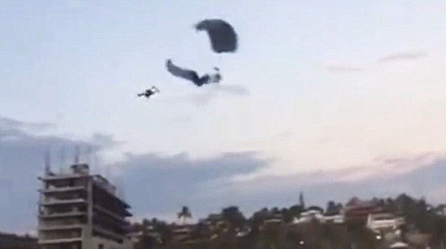 Два парашютиста совершили лобовое столкновение в Мексике (Видео)