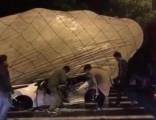 Три китаянки чудом выжили, оказавшись заблокированными в салоне расплющенного автомобиля, после крушения многотонного грузовика. (Видео) 4