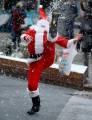 Тысячи разнополых «Санта - Клаусов» вышли на улицы Вуллонгонга, Лондона и Нью - Йорка + зомби вечеринка в Австралии (Видео) 156
