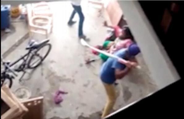 Родственники мужа родившей девочку женщины, жестоко избили её хоккейными клюшками в Индии. (Видео)