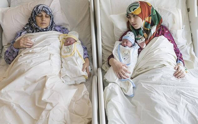 Сирийские мать и дочь одновременно родили мальчиков в турецкой больнице. (Видео)