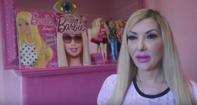 Старейшая «Барби» Британии, потратившая 25000 фунтов на кукольную внешность, всё ещё разыскивает своего «Кена» (Видео)