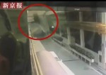 Китайский автомобилист совершил полёт в салоне своего автомобиля, выпавшего с многоуровневой парковки (Видео)