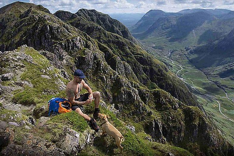 Бесстрашный пёс сопровождает своего хозяина-альпиниста по скалам в Шотландии ▶