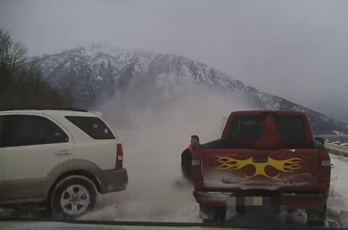 Дрейфующий на скользкой дороге внедорожник, пронёсся в сантиметрах от эвакуаторщика на Аляске