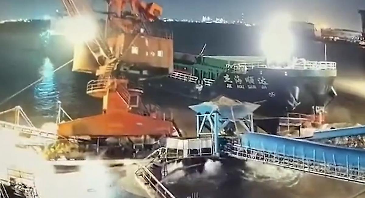 Грузовое судно врезалось в порт и потопило кран в Шанхае