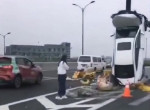 Китайская автомобилистка умудрилась «припарковаться» на столбе ▶