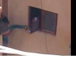 Египтянка заставила своего сына, потерявшего ключи от квартиры, перелазить через балкон на 3-м этаже ▶