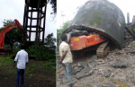 Индиец крайне неудачно демонтировал резервуар с водой, завалив его на свой экскаватор (Видео)