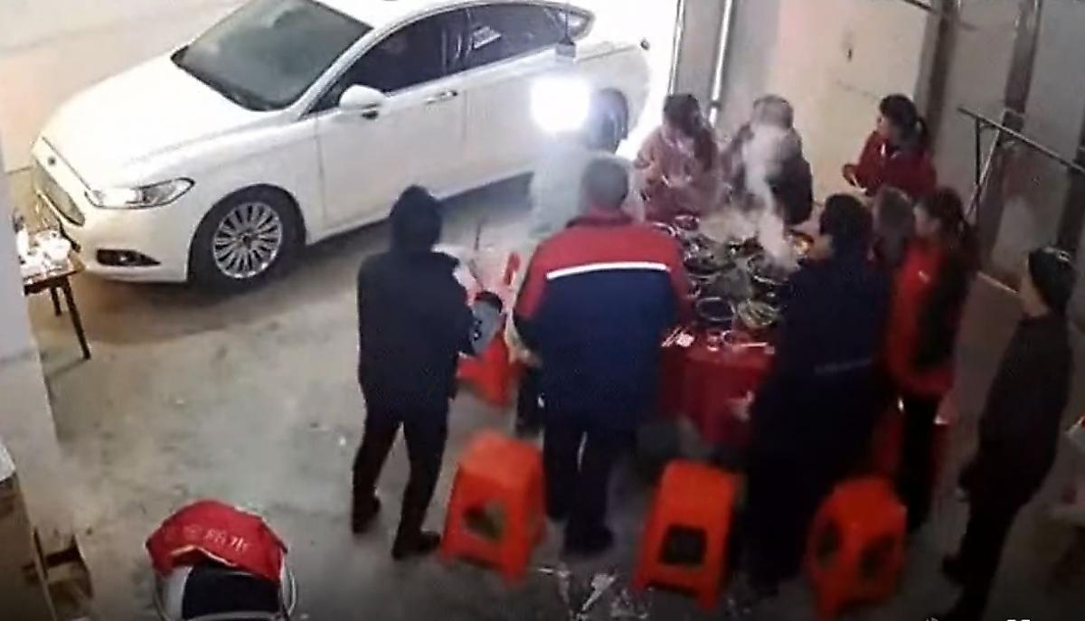 Легковушка снесла ворота, прервала застолье в гараже и попала на видео в Китае