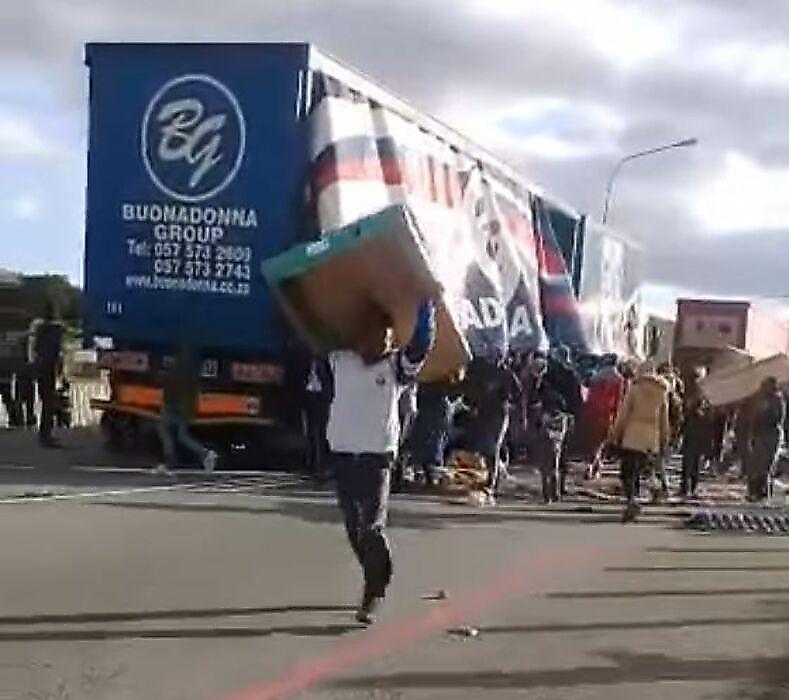 Манифестанты, требуя зарплату, разграбили два грузовика с телевизорами в ЮАР ▶