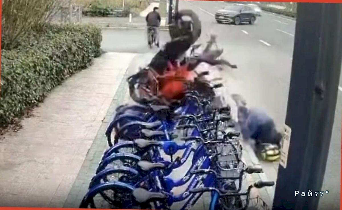 Мотоцикл разнёс велопарковку по вине водителя легковушки