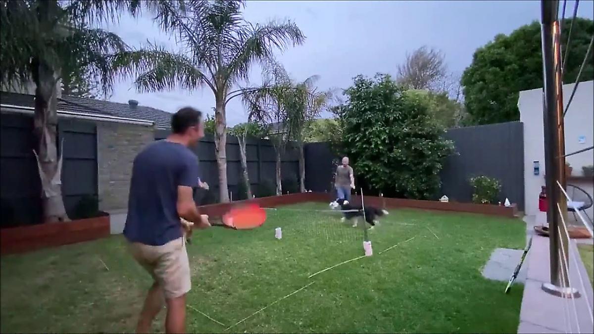 Собака показала мастер-класс игры в теннис своим хозяевам