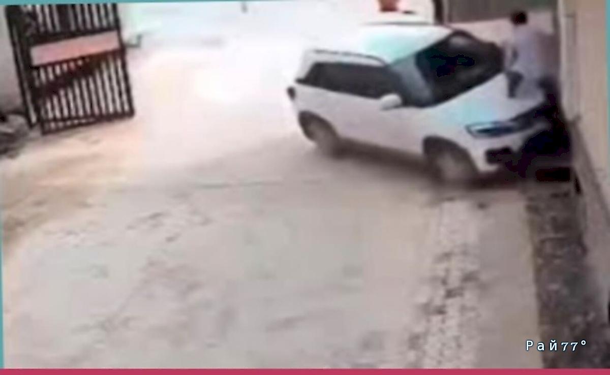 Водитель легковушки потерял контроль и не разъехался с двумя пешеходами