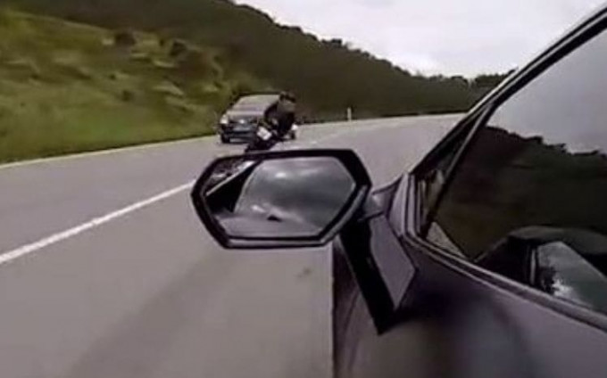 Мотоциклист чудом не вылетел с трассы при обгоне Lamborghini (Видео)