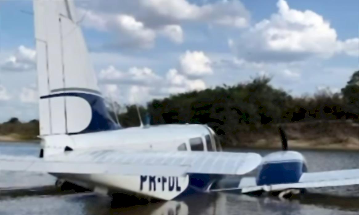 Пилот из кабины запечатлел падение самолёта в реку в Бразилии