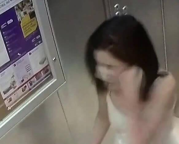 Жена избила себя в лифте, чтобы обвинить мужа в домашнем насилии (Видео)