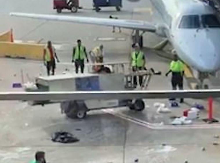 «Всбесившаяся» мототелега с продуктами, чуть не повредила самолёт в Чикаго ▶